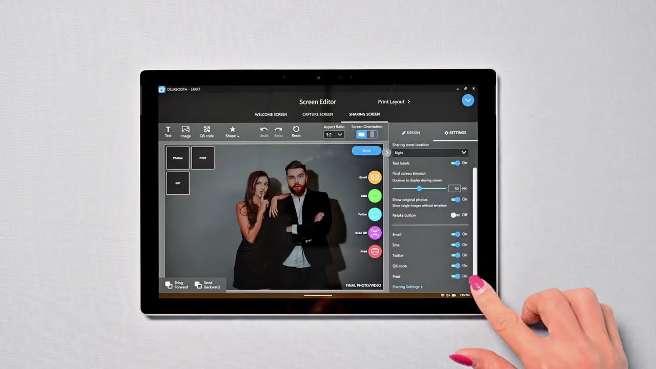 Self-service photobooth kiosk — perbandingan Skybooth vs DSLRBooth untuk bisnis photobooth Indonesia